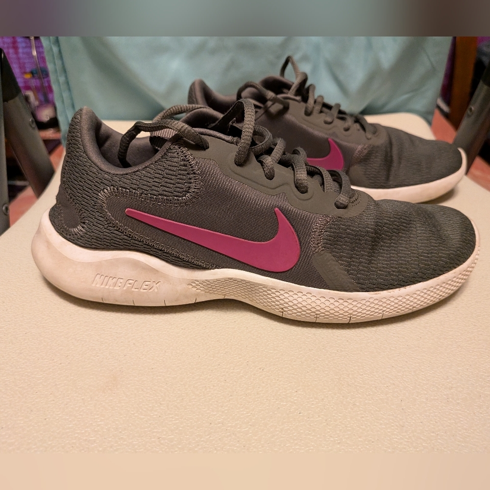 Nike Flex Women's Gray and Purple Sneakers